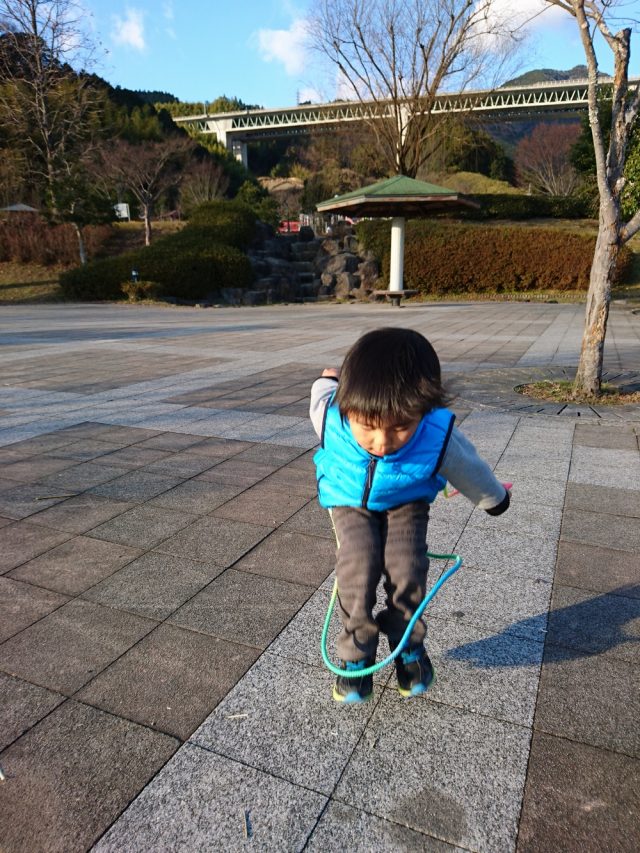 縄跳びの練習中